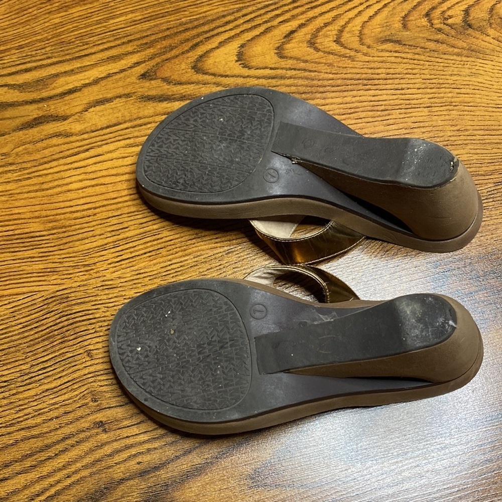 🌹 Michael Kors 🌹 Bronze Gold & Brown Wedge Thong Sandals - Picture 9 of 10
